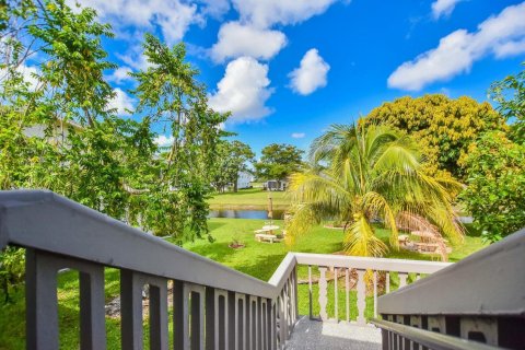 Condo in Deerfield Beach, Florida, 1 bedroom № 2392925 - photo 3