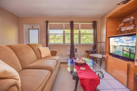 Condo in Deerfield Beach, Florida, 1 bedroom № 2392925 - photo 6