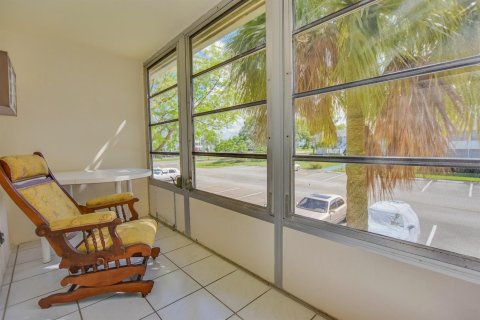 Condo in Deerfield Beach, Florida, 1 bedroom № 2392925 - photo 17