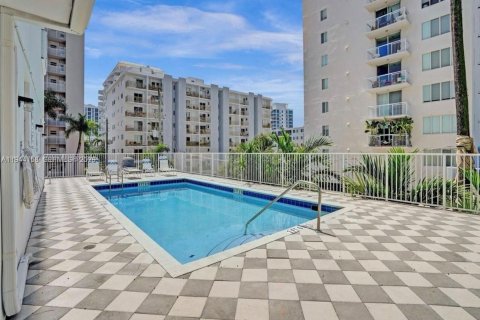 Condominio en alquiler en Miami Beach, Florida, 2 dormitorios, 76.18 m2 № 2000898 - foto 8