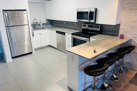 Condominio en alquiler en Miami Beach, Florida, 2 dormitorios, 76.18 m2 № 2000898 - foto 2