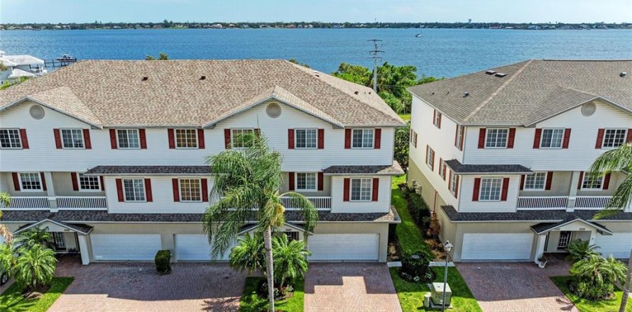 Townhouse in Palmetto, Florida 4 bedrooms, 241.92 sq.m. № 2197034