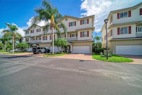 Townhouse in Palmetto, Florida 4 bedrooms, 241.92 sq.m. № 2197034 - photo 11