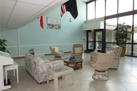 Condo in Port Charlotte, Florida, 2 bedrooms № 2110758 - photo 4