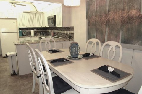 Condo in Port Charlotte, Florida, 2 bedrooms № 2110758 - photo 11