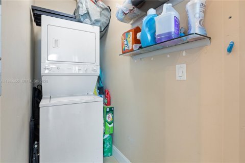 Condo in Miami, Florida, 2 bedrooms  № 2052764 - photo 19