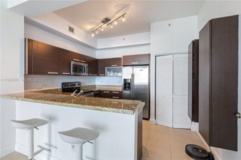 Condo in Miami, Florida, 2 bedrooms  № 2052764 - photo 16
