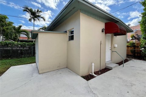 Снять в аренду виллу или дом в Майами, Флорида 1 спальня, 52.58м2, № 1990867 - фото 2