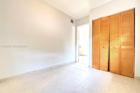 Снять в аренду виллу или дом в Майами, Флорида 1 спальня, 52.58м2, № 1990867 - фото 15