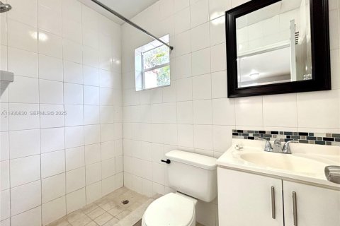 Снять в аренду виллу или дом в Майами, Флорида 1 спальня, 52.58м2, № 1990867 - фото 9