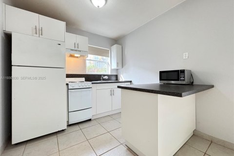 Снять в аренду виллу или дом в Майами, Флорида 1 спальня, 52.58м2, № 1990867 - фото 4