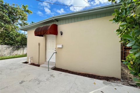 Снять в аренду виллу или дом в Майами, Флорида 1 спальня, 52.58м2, № 1990867 - фото 1