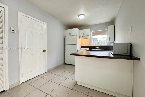 Снять в аренду виллу или дом в Майами, Флорида 1 спальня, 52.58м2, № 1990867 - фото 5