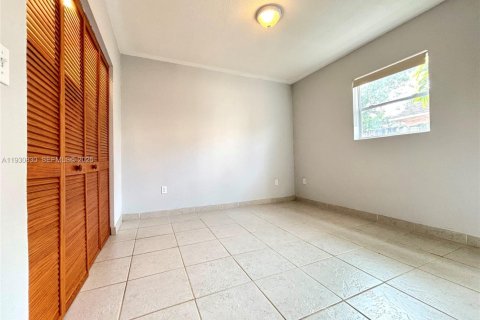 Снять в аренду виллу или дом в Майами, Флорида 1 спальня, 52.58м2, № 1990867 - фото 11