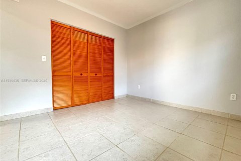 Снять в аренду виллу или дом в Майами, Флорида 1 спальня, 52.58м2, № 1990867 - фото 12