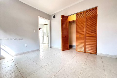 Снять в аренду виллу или дом в Майами, Флорида 1 спальня, 52.58м2, № 1990867 - фото 13