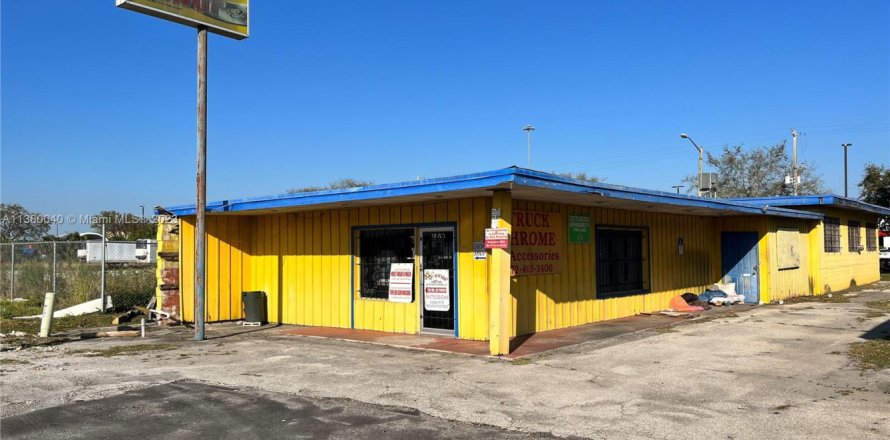 Commercial property in St. Lucie, Florida № 1859765