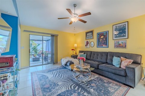 House in Sun City Center, Florida 3 bedrooms, 117.99 sq.m. № 1911136 - photo 15