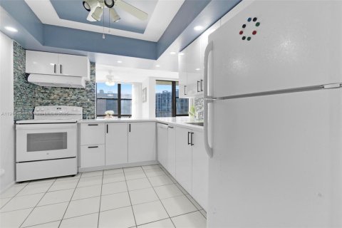 Condo in Hallandale Beach, Florida, 1 bedroom  № 1973530 - photo 12