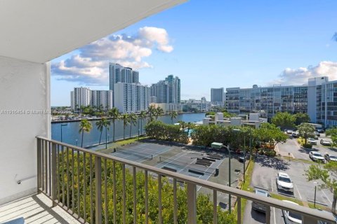 Condo in Hallandale Beach, Florida, 1 bedroom  № 1973530 - photo 1