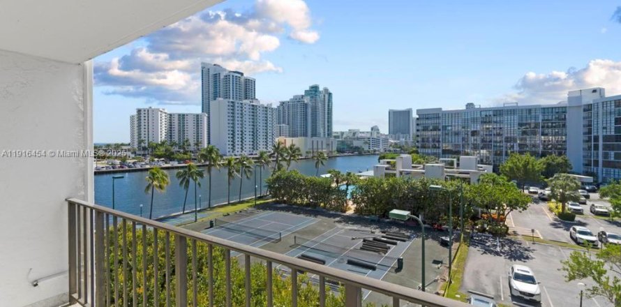 Condo in Hallandale Beach, Florida, 1 bedroom  № 1973530