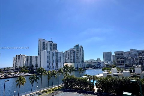 Condo in Hallandale Beach, Florida, 1 bedroom  № 1973530 - photo 8