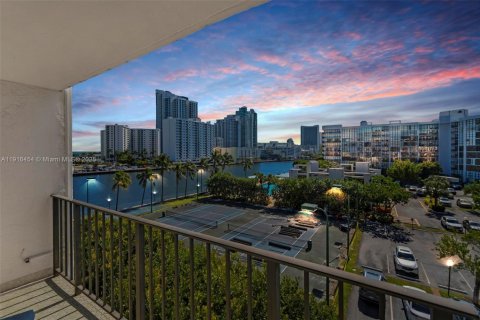 Condo in Hallandale Beach, Florida, 1 bedroom  № 1973530 - photo 30