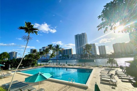 Condo in Hallandale Beach, Florida, 1 bedroom  № 1973530 - photo 27