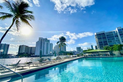 Condo in Hallandale Beach, Florida, 1 bedroom  № 1973530 - photo 10