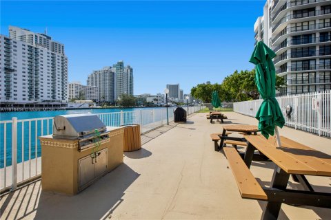 Condo in Hallandale Beach, Florida, 1 bedroom  № 1973530 - photo 24