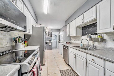 Townhouse in Altamonte Springs, Florida 3 bedrooms, 147.71 sq.m. № 2117361 - photo 5