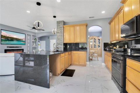 House in Orlando, Florida 5 bedrooms, 319.49 sq.m. № 1817809 - photo 8