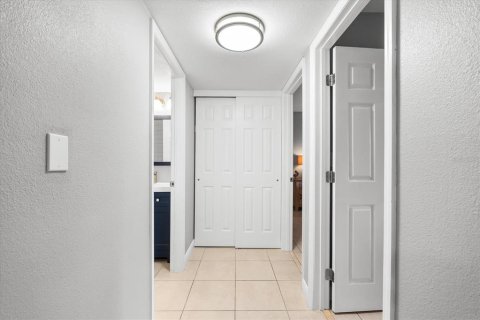 Condo in Sarasota, Florida, 2 bedrooms  № 1719701 - photo 7