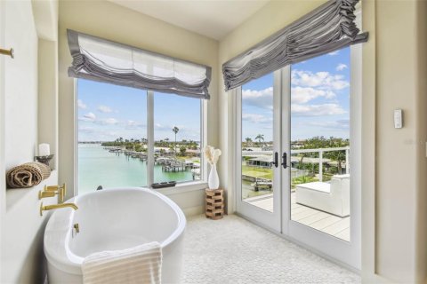 Townhouse in Treasure Island, Florida 5 bedrooms, 337.98 sq.m. № 1673535 - photo 29