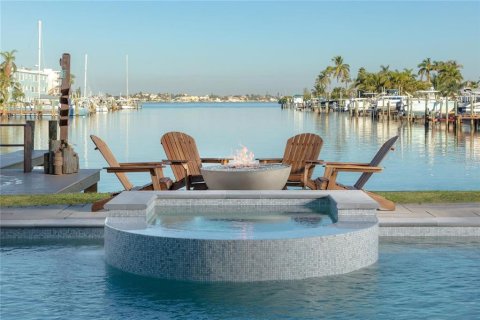 Townhouse in Treasure Island, Florida 5 bedrooms, 337.98 sq.m. № 1673535 - photo 19