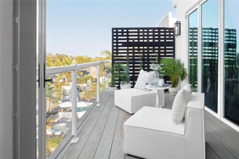 Townhouse in Treasure Island, Florida 5 bedrooms, 337.98 sq.m. № 1673535 - photo 13