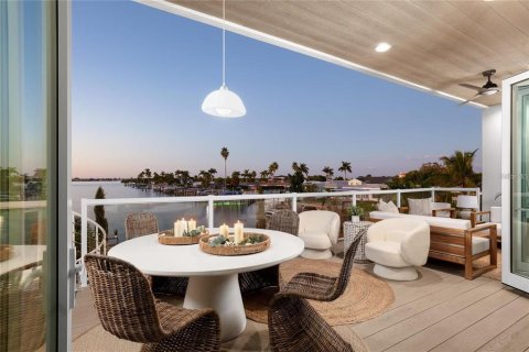 Townhouse in Treasure Island, Florida 5 bedrooms, 337.98 sq.m. № 1673535 - photo 10