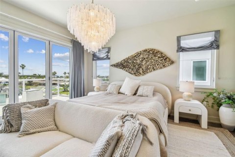 Townhouse in Treasure Island, Florida 5 bedrooms, 337.98 sq.m. № 1673535 - photo 26
