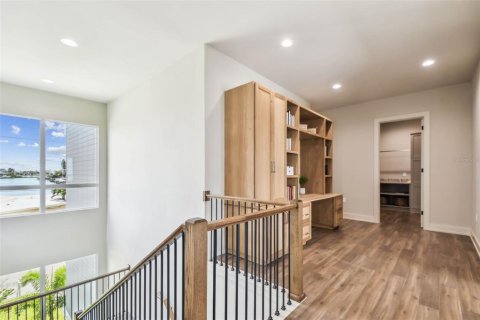 Townhouse in Treasure Island, Florida 5 bedrooms, 337.98 sq.m. № 1673535 - photo 24
