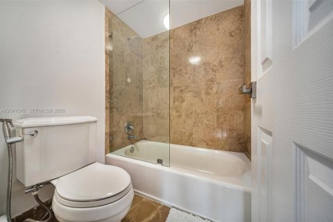 Copropriété à vendre à Miami Beach, Floride: 2 chambres, 122.63 m2 № 2185261 - photo 13