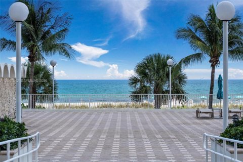 Copropriété à vendre à Miami Beach, Floride: 2 chambres, 122.63 m2 № 2185261 - photo 16