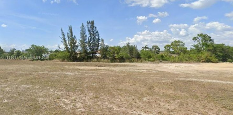 Commercial property in Cape Coral, Florida № 1830867