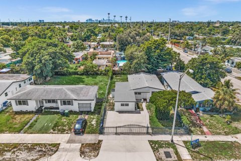 House in Miami, Florida 3 bedrooms, 142.14 sq.m. № 2323587