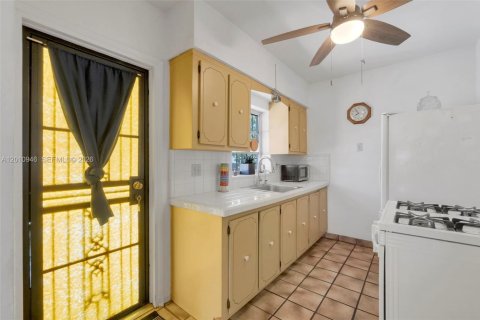 House in Hialeah, Florida 3 bedrooms, 125.42 sq.m. № 2073624 - photo 11