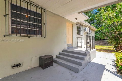 House in Hialeah, Florida 3 bedrooms, 125.42 sq.m. № 2073624 - photo 29