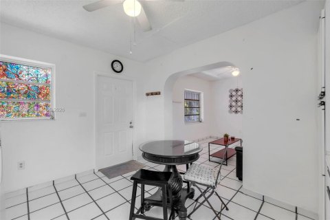 House in Hialeah, Florida 3 bedrooms, 125.42 sq.m. № 2073624 - photo 25