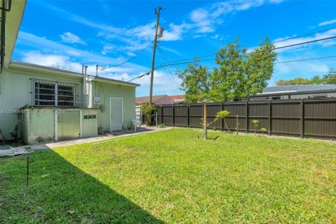 House in Hialeah, Florida 3 bedrooms, 125.42 sq.m. № 2073624 - photo 30