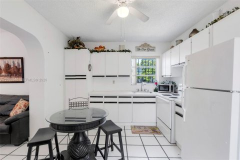 House in Hialeah, Florida 3 bedrooms, 125.42 sq.m. № 2073624 - photo 23