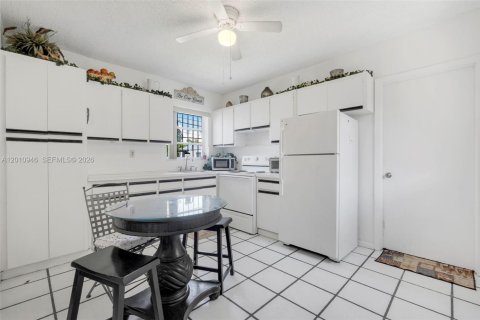 House in Hialeah, Florida 3 bedrooms, 125.42 sq.m. № 2073624 - photo 24