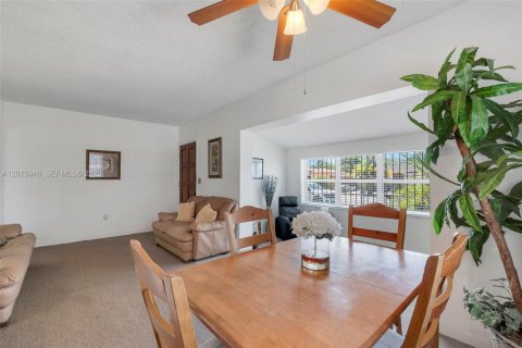 House in Hialeah, Florida 3 bedrooms, 125.42 sq.m. № 2073624 - photo 6